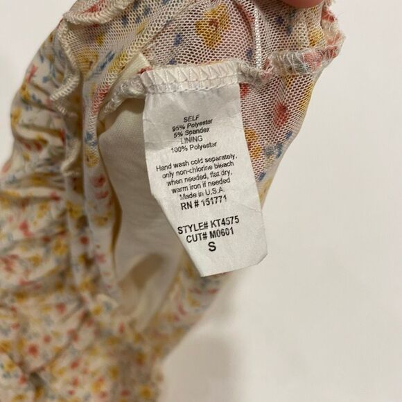 Le Lis Floral Mesh Crop Top Sheer Ruffle Hem Women’s Size Small - Picture 6 of 6